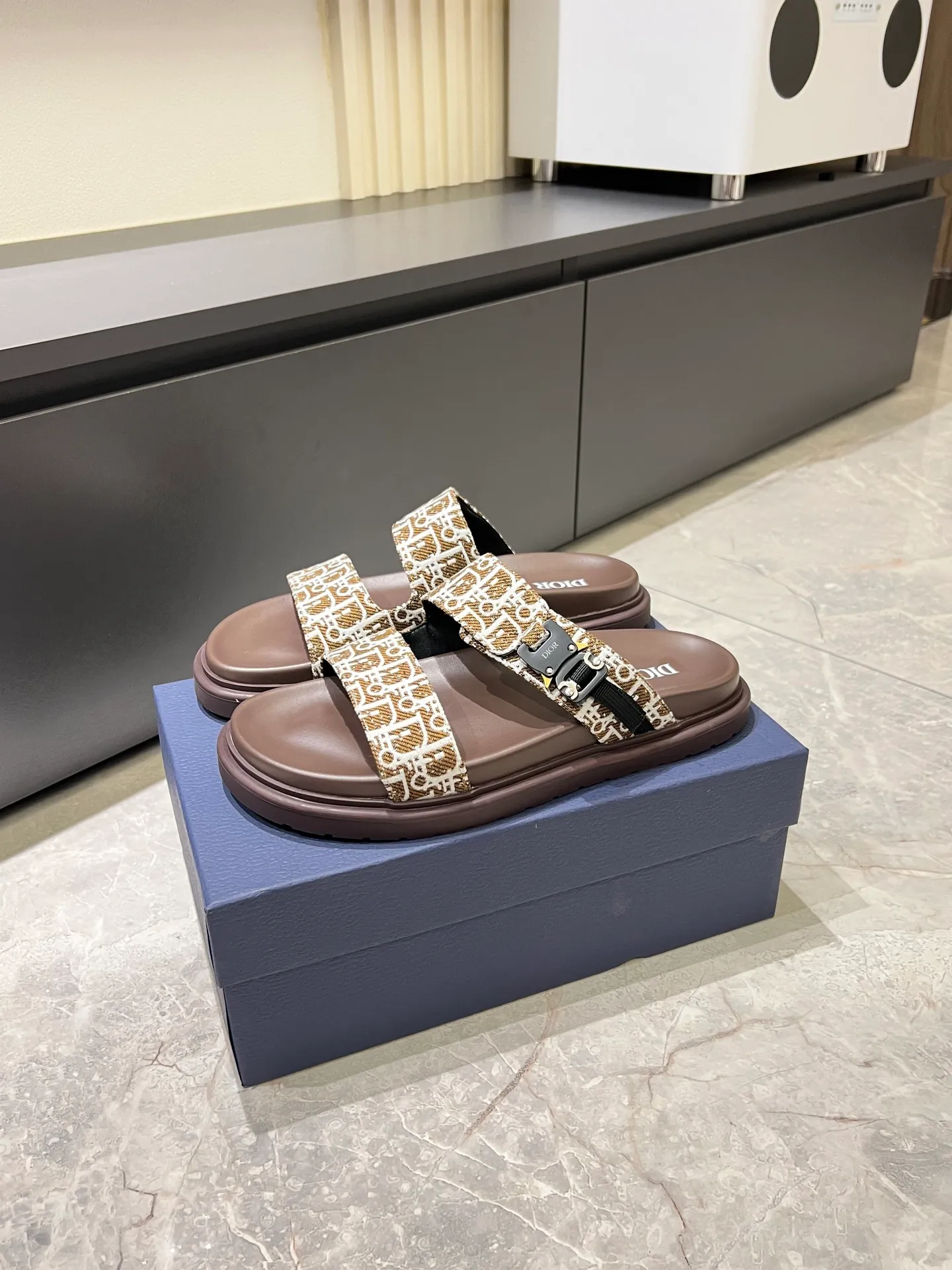Men's Men's Shoes 💰p320 Dio* Men's Sandals Slippers. Showcasing Dior haute couture design. The Dior gray suede strap is accented with an aluminum Dior buckle for added style. Paired with a comfortable tonal notch sole, they pair easily with shorts or jeans for a sophisticated look. Main body: suede cow leather, technical fabric lining: cow leather, with adjustable straps, aluminum Dior buckle, Dior gray EVA insole, tonal notched rubber outsole splicing structure, size: 38-44 (customized at 45.46)